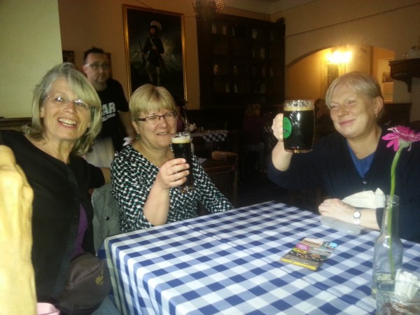 Hedwig mit Zuzana und Kveta im Slovak Pub